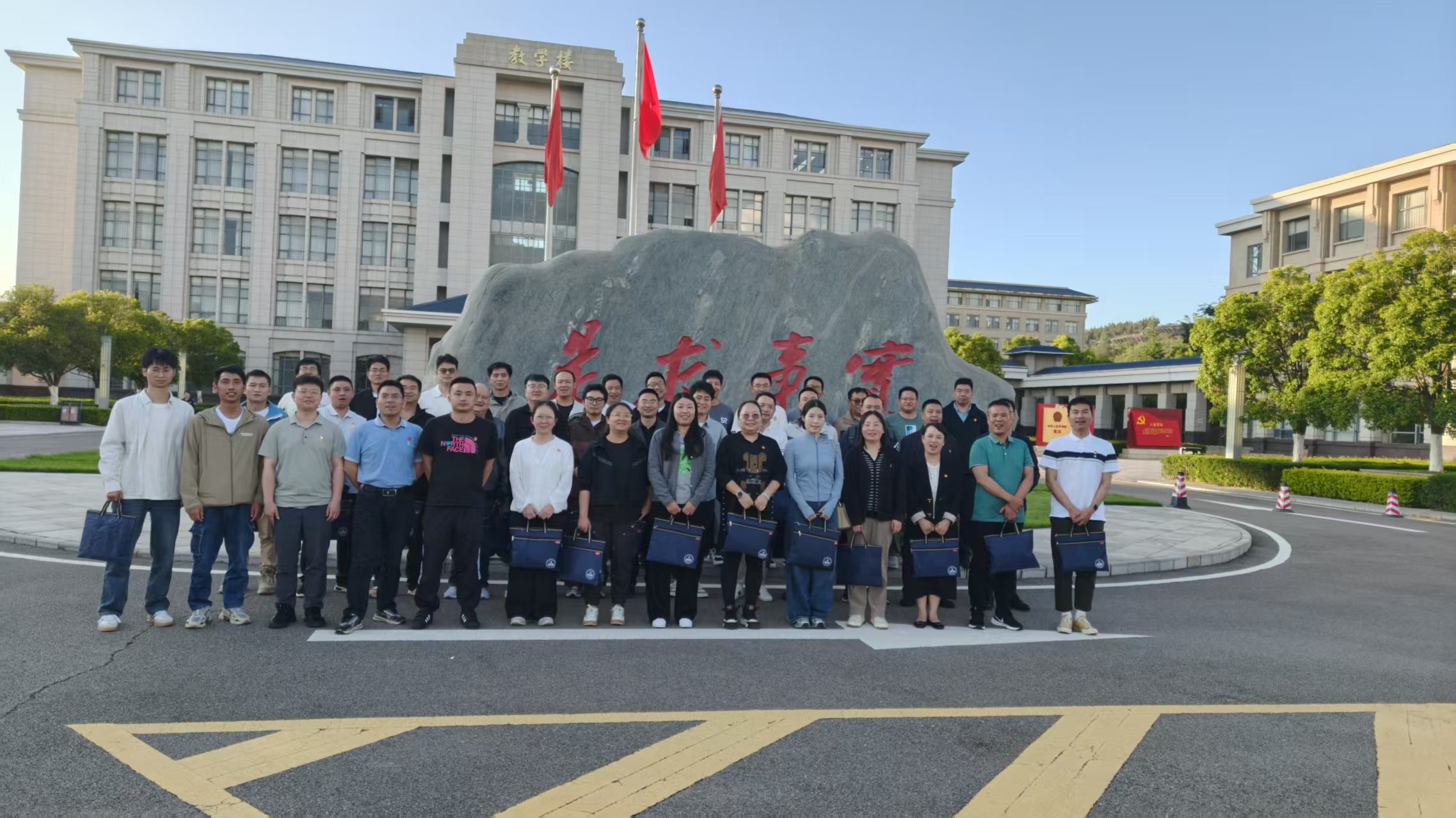 db电子游戏动力进行2025年党员根基培训示范班